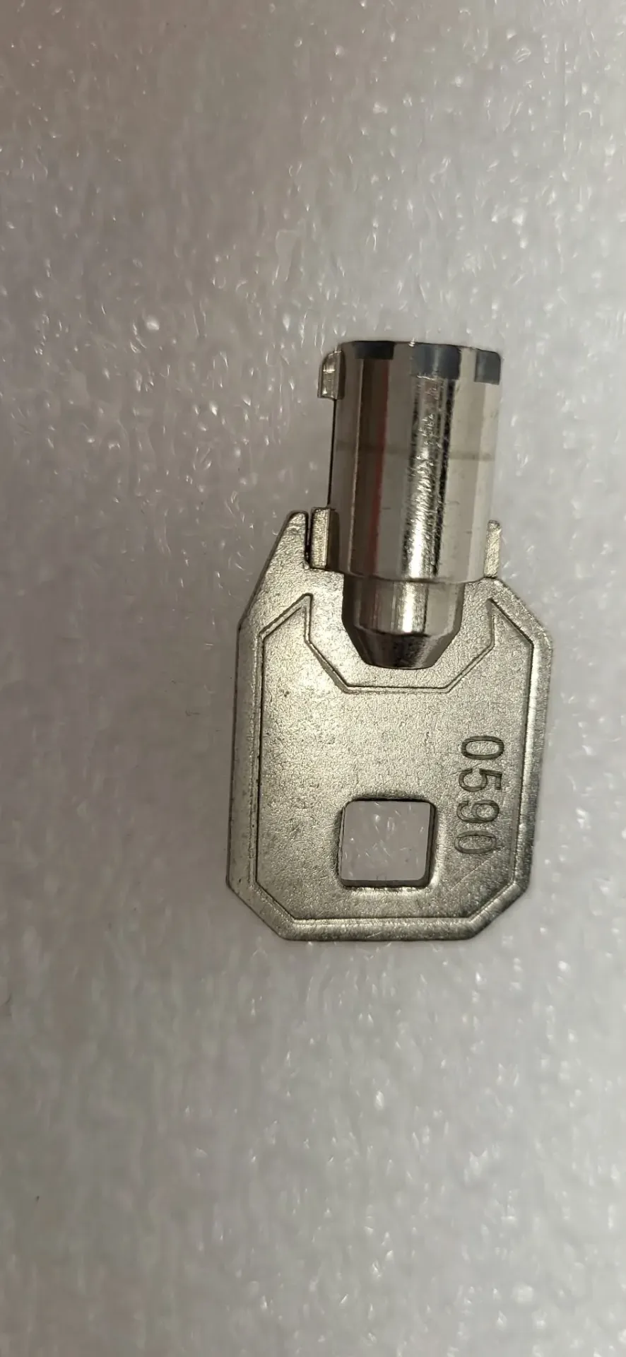 LLAVE 0590